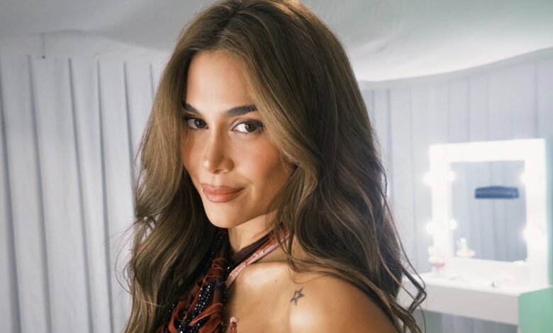 Entregan una tarjeta emotiva y una cédula personalizada a Greeicy en su paso por Venezuela