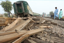 Siete muertos y más de 50 heridos tras descarrilarse un tren en Pakistán