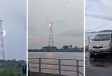 Cable de alta tensión cae sobre un autobús en una embarcación en el río Orinoco