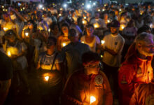Velas y lágrimas: La Guaira honra a las víctimas de los terremotos
