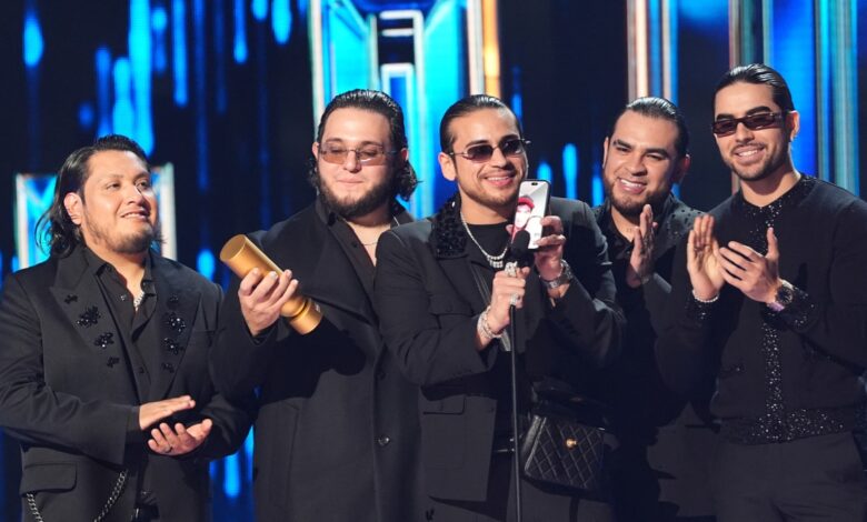 Fuerza Regida y Bad Bunny arrasan en los Premios Billboard de la Música Latina