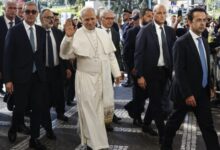 El Papa León XIV llega andando al hospital para su operación