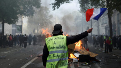 Francia decreta toques de queda por protestas mientras la tensión preocupa a Italia