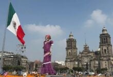 México: Instalan Catrina de 30 metros en el Zócalo por el Día de Muertos